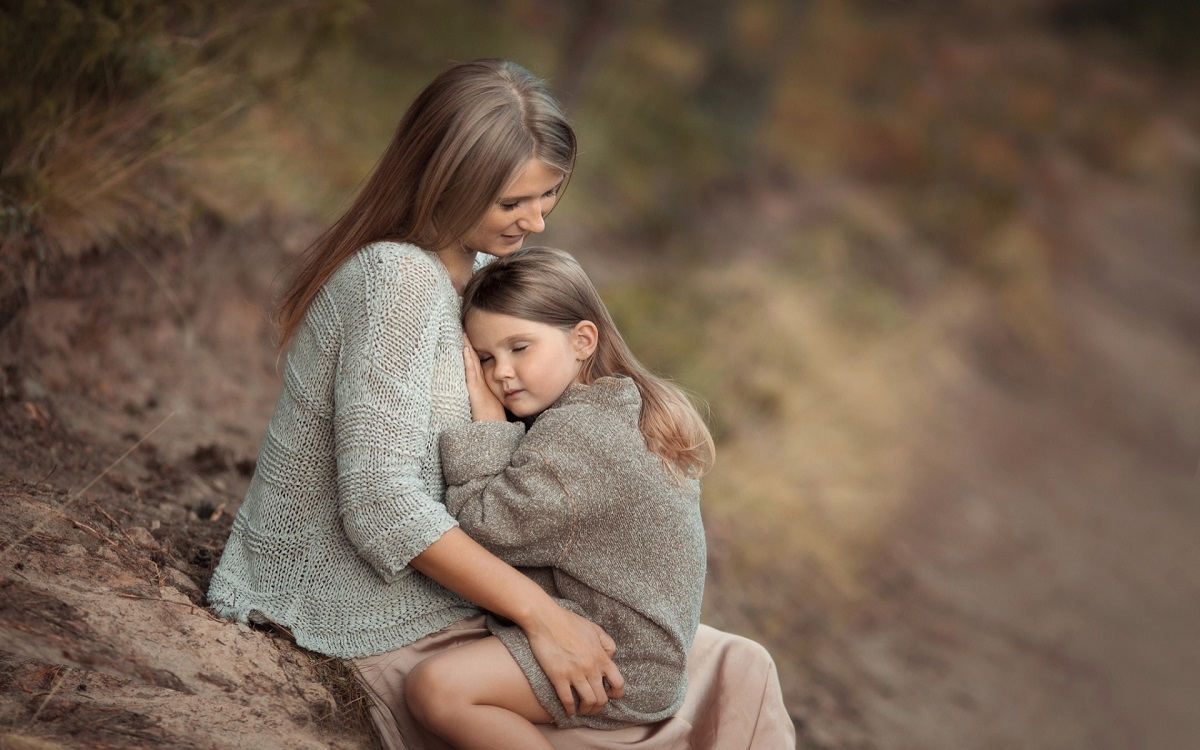 Пышная мама с дочкой облизывают молодой крепкий ствол
