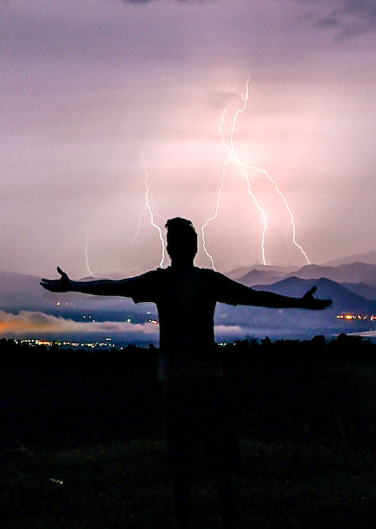 pensarcontemporaneo.com - Fotógrafo captura imagens impressionantes de tempestade de raios que ficou conhecida como “a noite dos mil garfos”