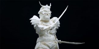 Este Samurai de origami foi feito de uma única folha de papel de arroz, sem cortes