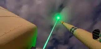 Cientistas usam feixes de laser e desviam raios durante tempestade