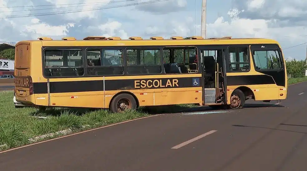 pensarcontemporaneo.com - [VIDEO] Adolescente assume direção de ônibus escolar LOTADO após motorista sofrer MAL SÚBITO em SP