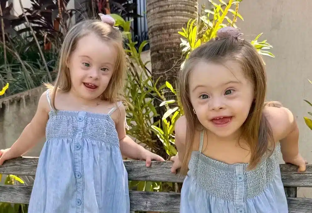 pensarcontemporaneo.com - "Senti amor e felicidade ao tê-las nos meus braços", diz mãe que descobriu só no parto que suas gêmeas tinham Down