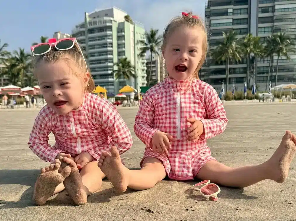 pensarcontemporaneo.com - "Senti amor e felicidade ao tê-las nos meus braços", diz mãe que descobriu só no parto que suas gêmeas tinham Down