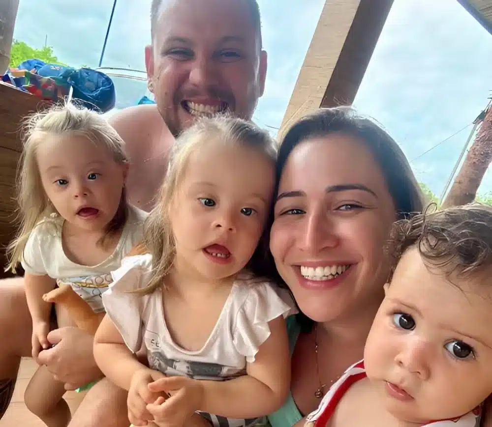 pensarcontemporaneo.com - "Senti amor e felicidade ao tê-las nos meus braços", diz mãe que descobriu só no parto que suas gêmeas tinham Down