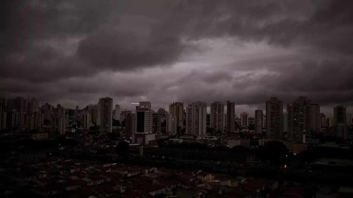 pensarcontemporaneo.com - CHUVA PRETA: Poluição misturada à água pode prejudicar a saúde e causar estragos no Brasil; veja fotos