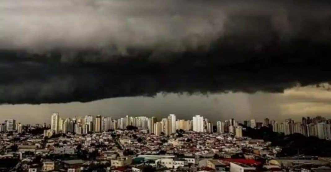 CHUVA PRETA: Poluição misturada à água pode prejudicar a saúde e causar estragos no Brasil; veja fotos