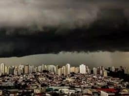 CHUVA PRETA: Poluição misturada à água pode prejudicar a saúde e causar estragos no Brasil; veja fotos