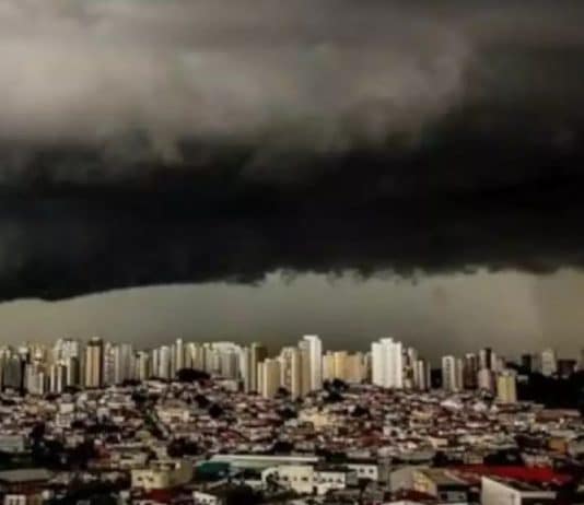 CHUVA PRETA: Poluição misturada à água pode prejudicar a saúde e causar estragos no Brasil; veja fotos