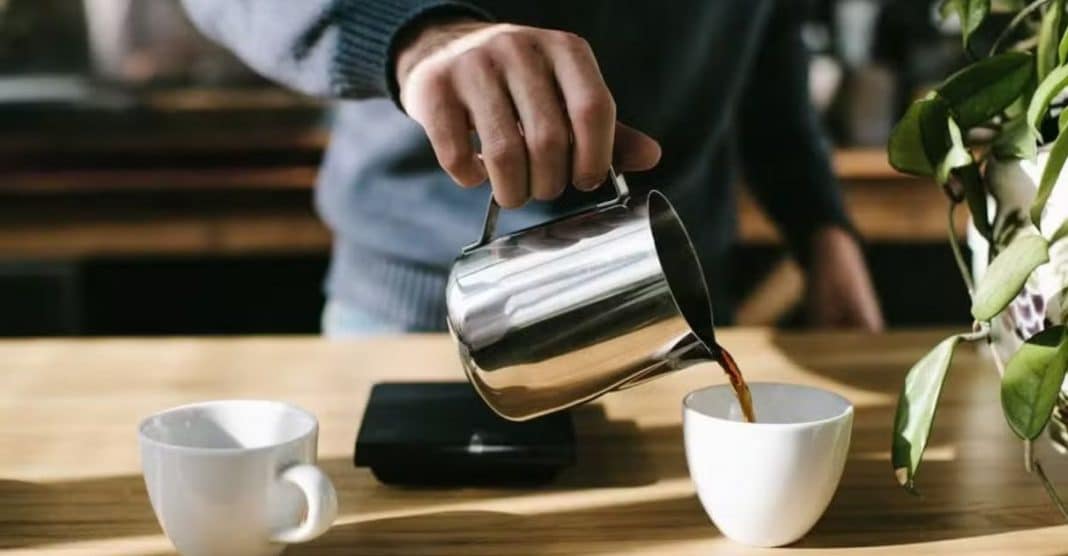 Até que horas você pode tomar café sem afetar seu sono? Novo estudo responde de uma vez por todas