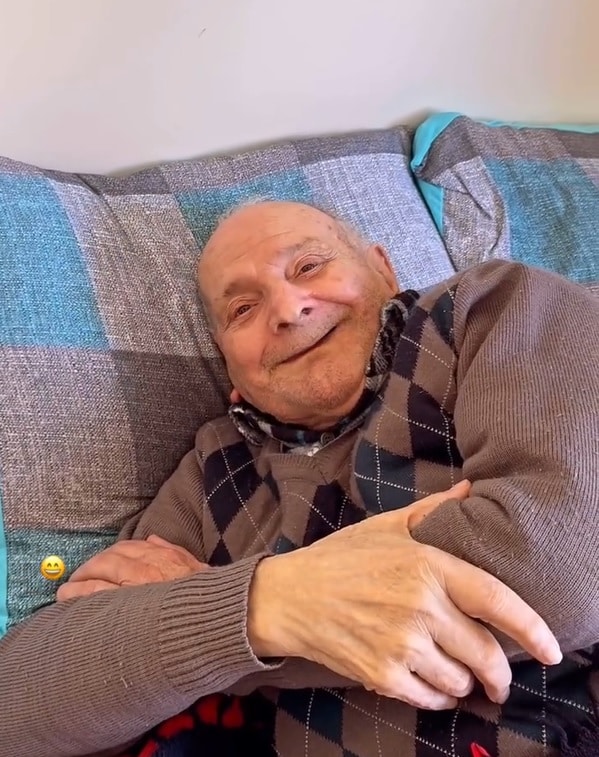 pensarcontemporaneo.com - Idoso de 90 anos CATIVA ao sempre acordar bem-humorado e sorrindo para a filha: 'É uma benção' - VEJA O VÍDEO