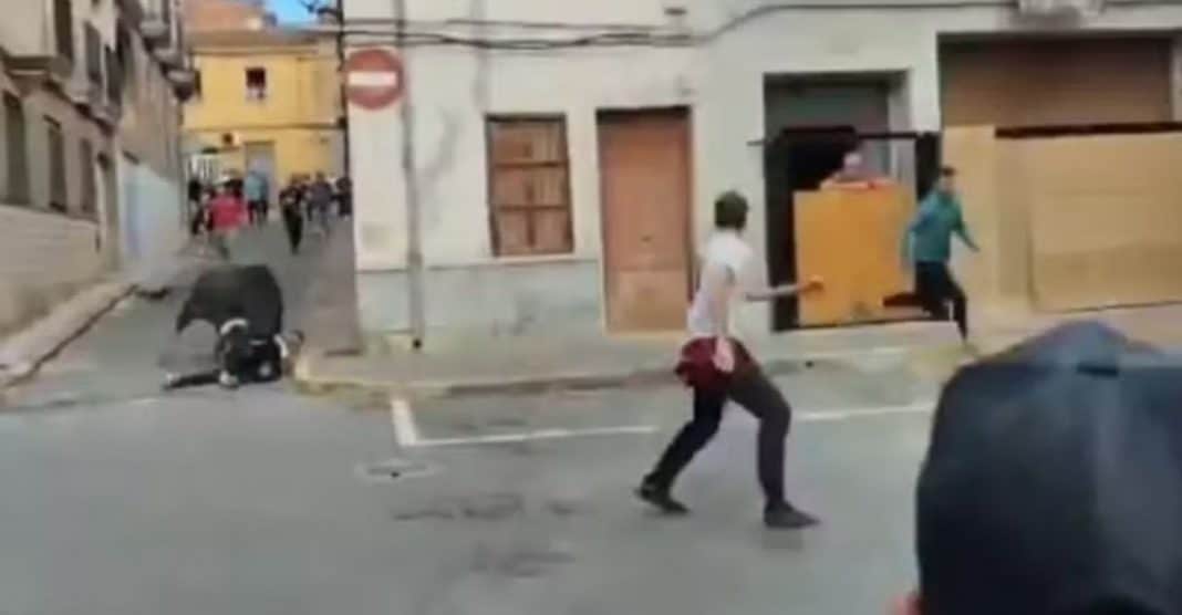 Touro mata a chifradas homem que tropeçou no meio-fio durante “corrida” na Espanha; veja o vídeo