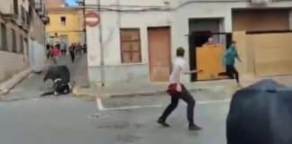 Touro mata a chifradas homem que tropeçou no meio-fio durante “corrida” na Espanha; veja o vídeo