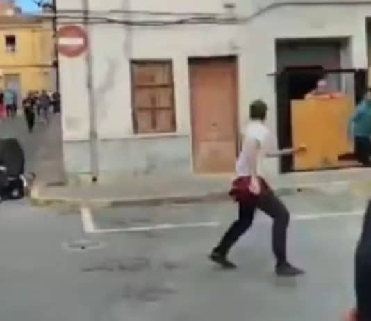 Touro mata a chifradas homem que tropeçou no meio-fio durante "corrida" na Espanha; veja o vídeo