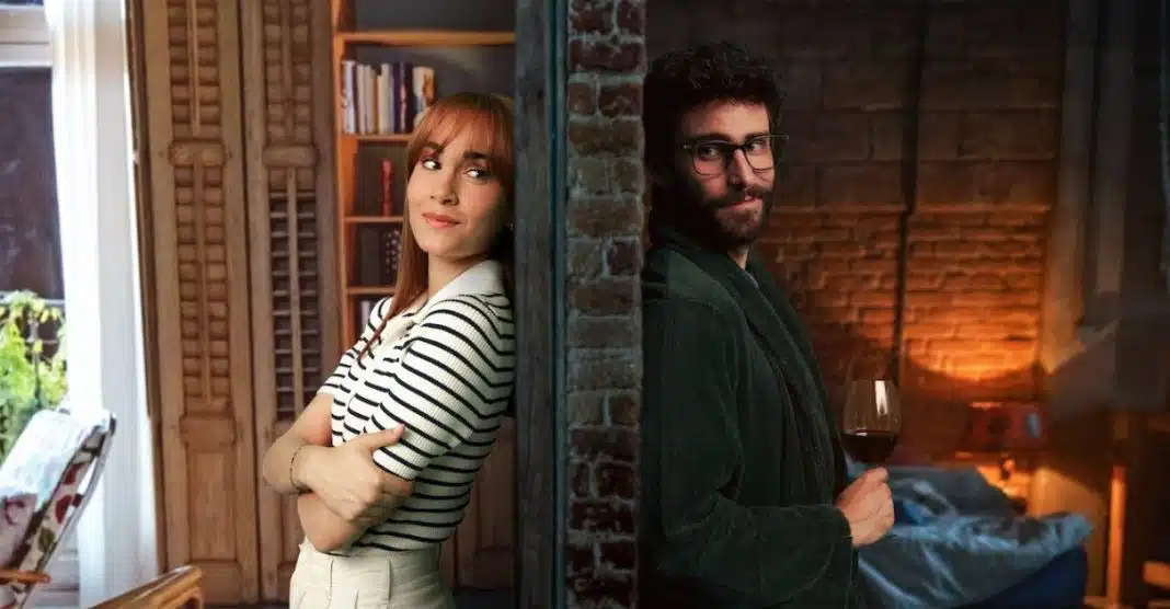 Comédia romântica escondida na Netflix devolve a fé no amor em menos de duas horas